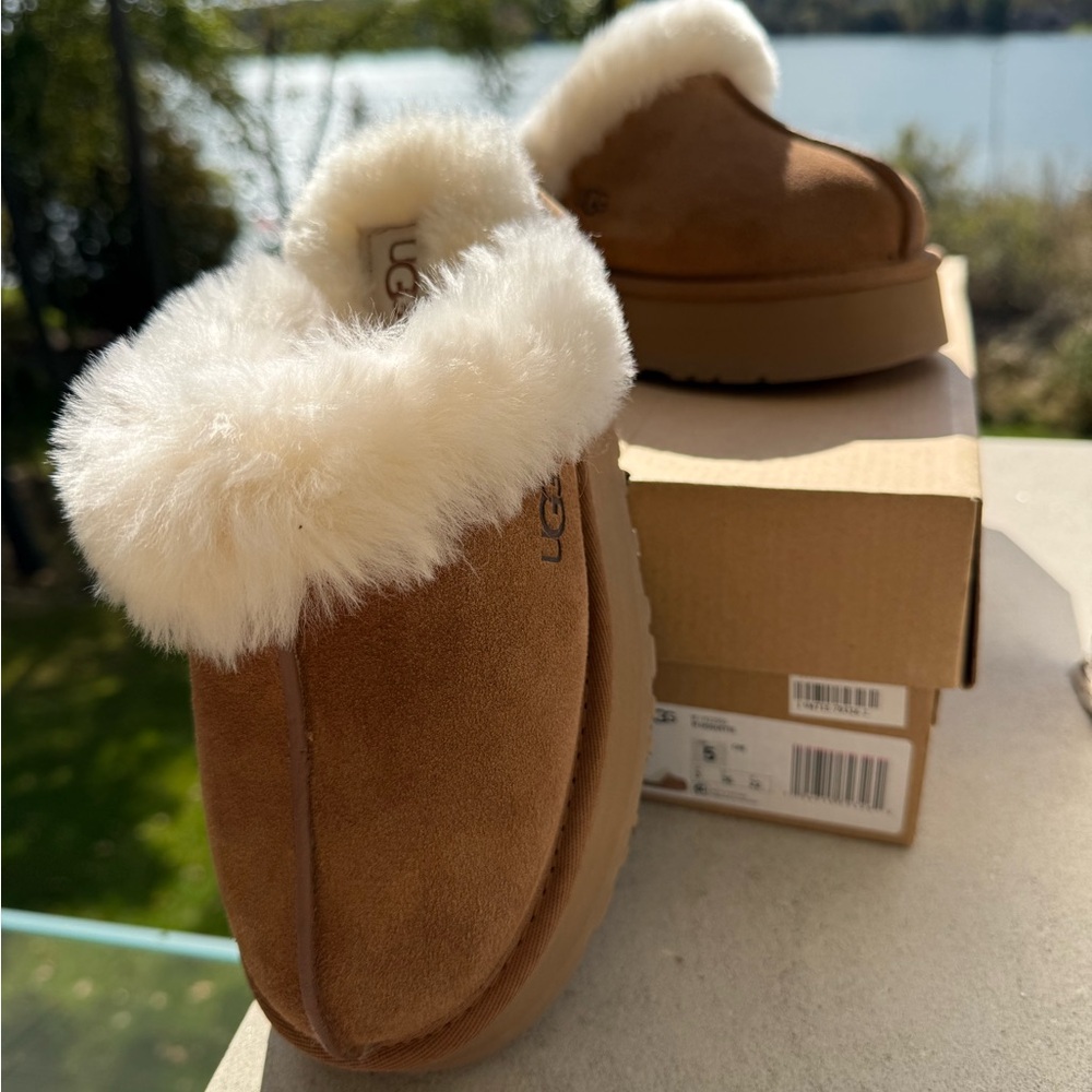 UGG Tan Slippers with Cream Fur Lining Size 5/36 NEW NEVER WORN